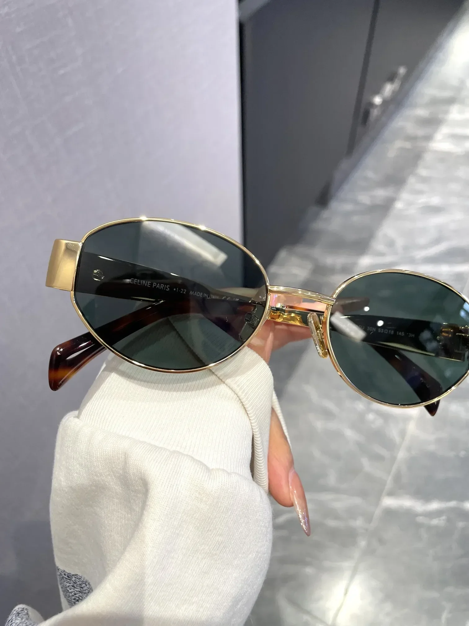

Retro Cat-Eye Sunglasses Oval Tortoiseshell Frames Upswept Corners 1950s Hollywood Vintage UV400 Protection