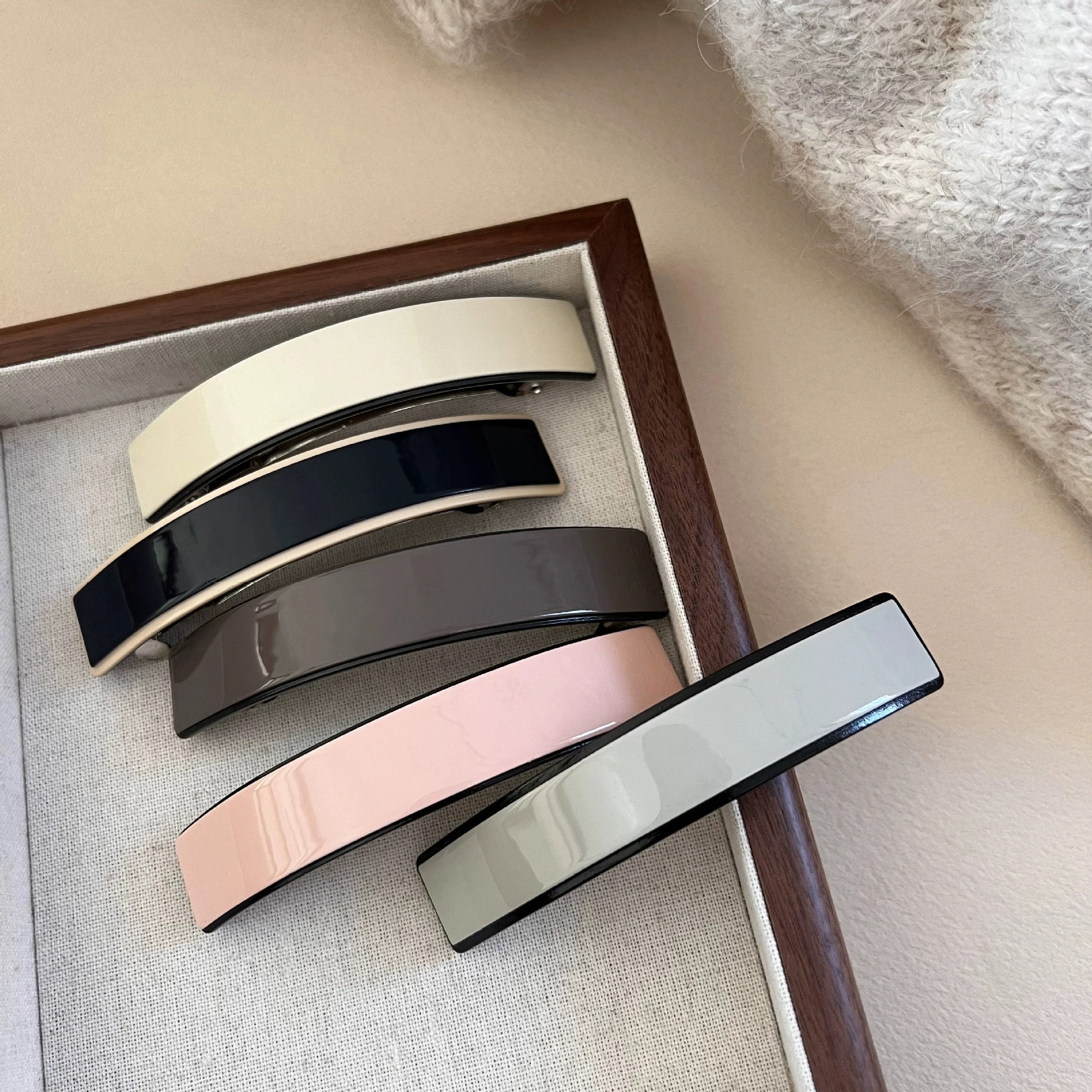 

High J-Sensation Simple Temperament Acetate Low Ponytail Button French Small Fragrance Half-Tied Hair Clip Spring Clip