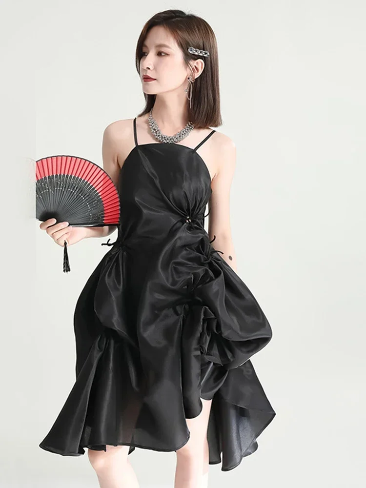 [EAM] Women Black Pleated Irregular Spaghetti Strap Dress New Sleeveless Loose Fit Fashion Tide Spring Summer 2024 1DE9083