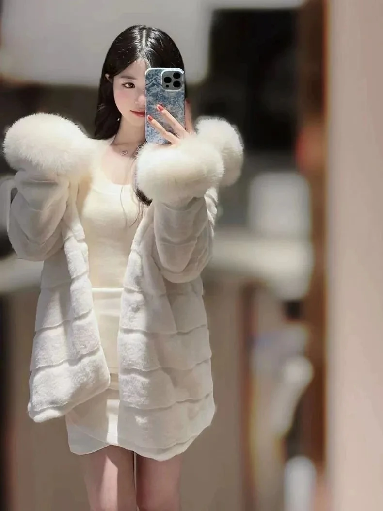 เสื้อโค้ทขนมิงค์เทียมแบบเป็นมิตรกับสิ่งแวดล้อมสำหรับผู้หญิง มีฮู้ด ความยาวปานกลาง สำหรับฤดูหนาว รุ่นใหม่  คอปกขนสัตว์  ให้ความอบอุ่น สีพื้น  ใส่ได้ทุกโอกาส