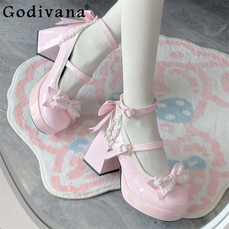 Zapatos de cabeza redonda con nudo de corazón de encaje Lolita, zapatos elegantes de tacón alto con boca ligera para estudiantes, zapatos originales japoneses para mujer