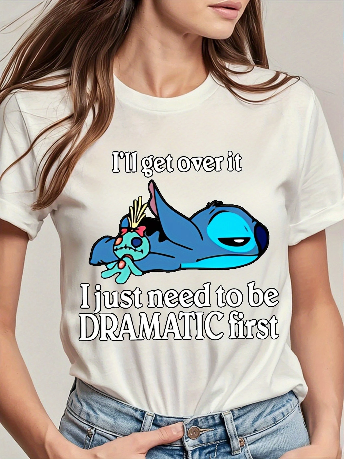 Kaos Sarkastik - Stitch Funny Just Need To Be Dramatic First Quote Kaos Lengan Pendek Putih dengan Desain Jahitan Biru untuk Ibu dan Anak