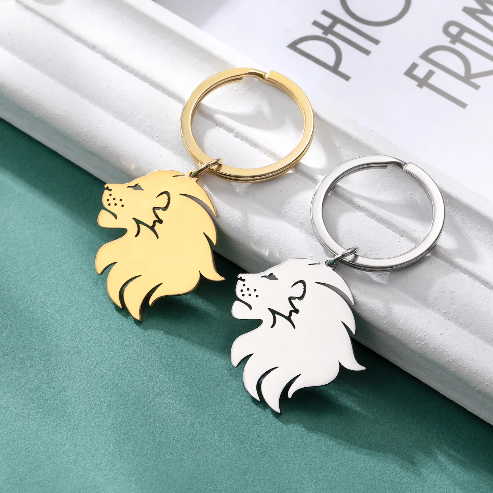 SKYRIM Lion Head Pendant Stainless Steel Keychain Male and Female Animal King Super Natural Talisman Jewelry Gift