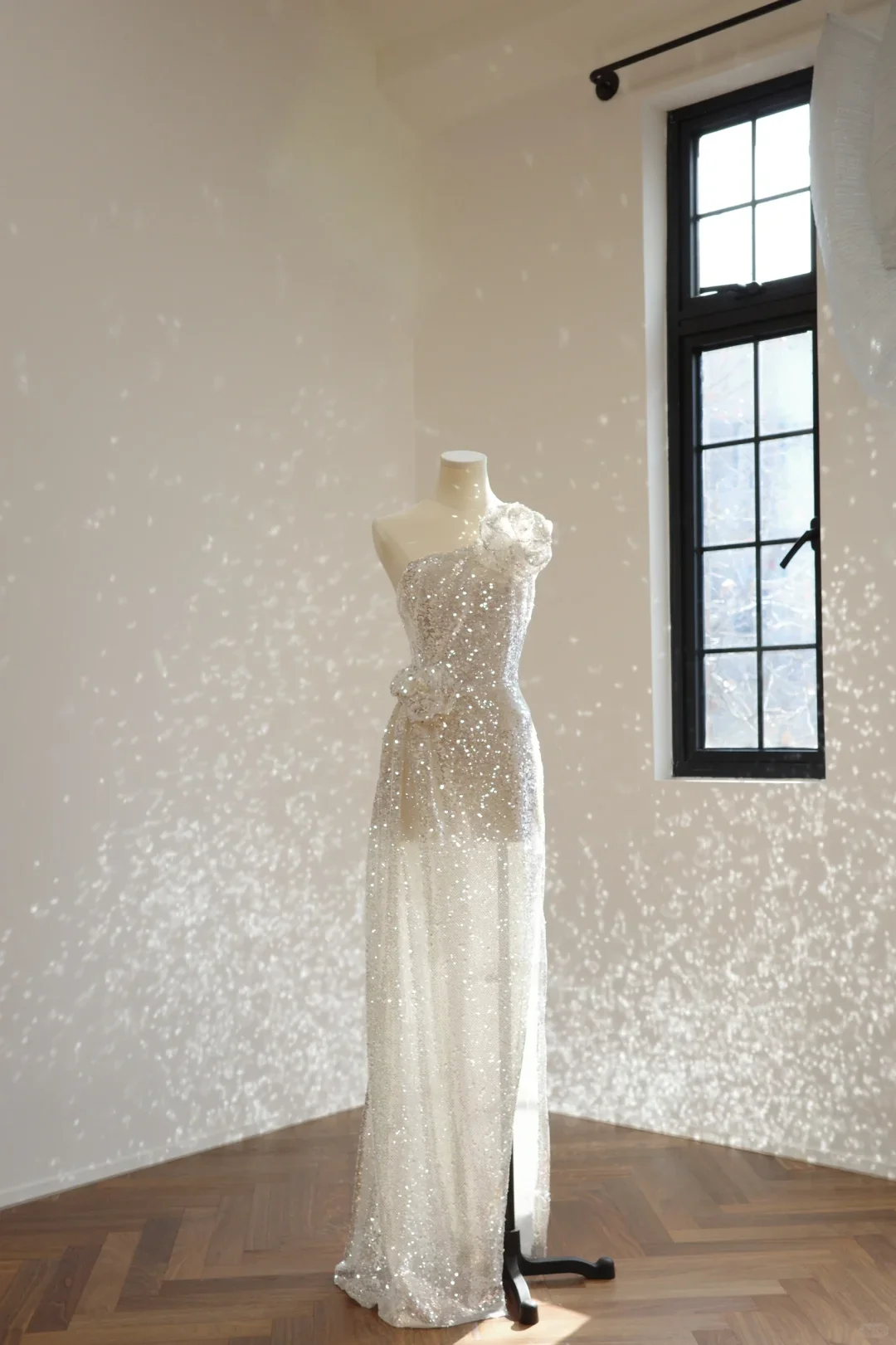 فستان سهرة أنيق فضي أبيض ترتر كتف واحد سبليت ثلاثي الأبعاد زهرة سليم صالح المرأة مأدبة ثوب الحفلات #1