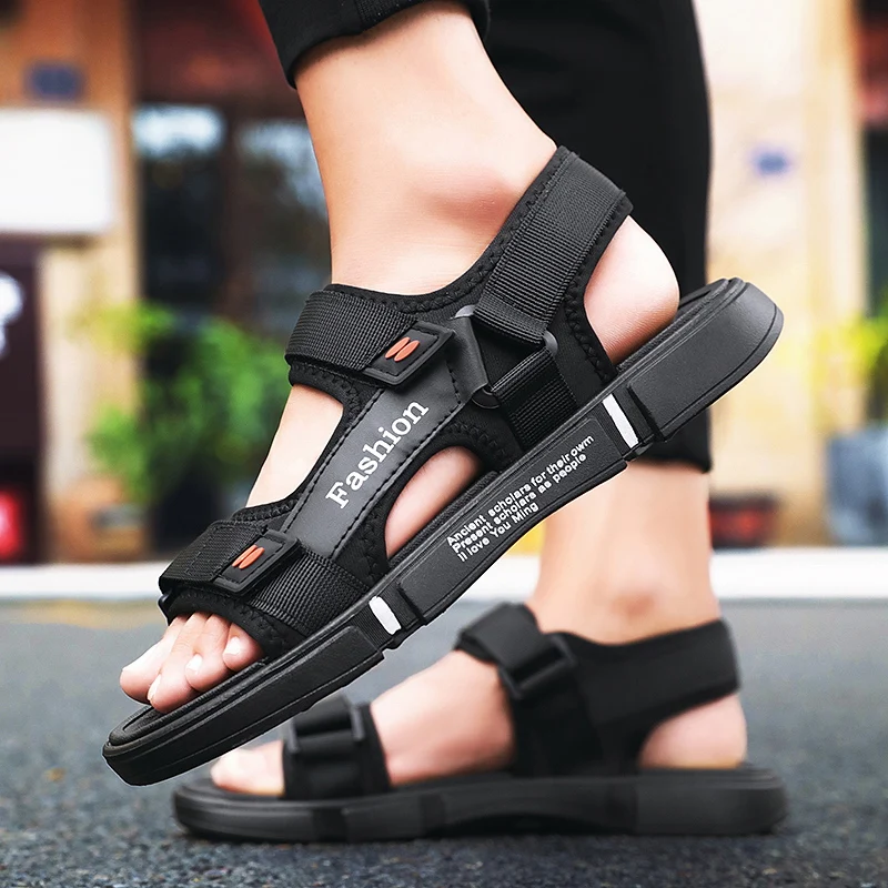 A Pair of Men's Casual Breathable Sandals, Men's Sports Wear-Resistant and Versatile Fashionable Beach Shoes