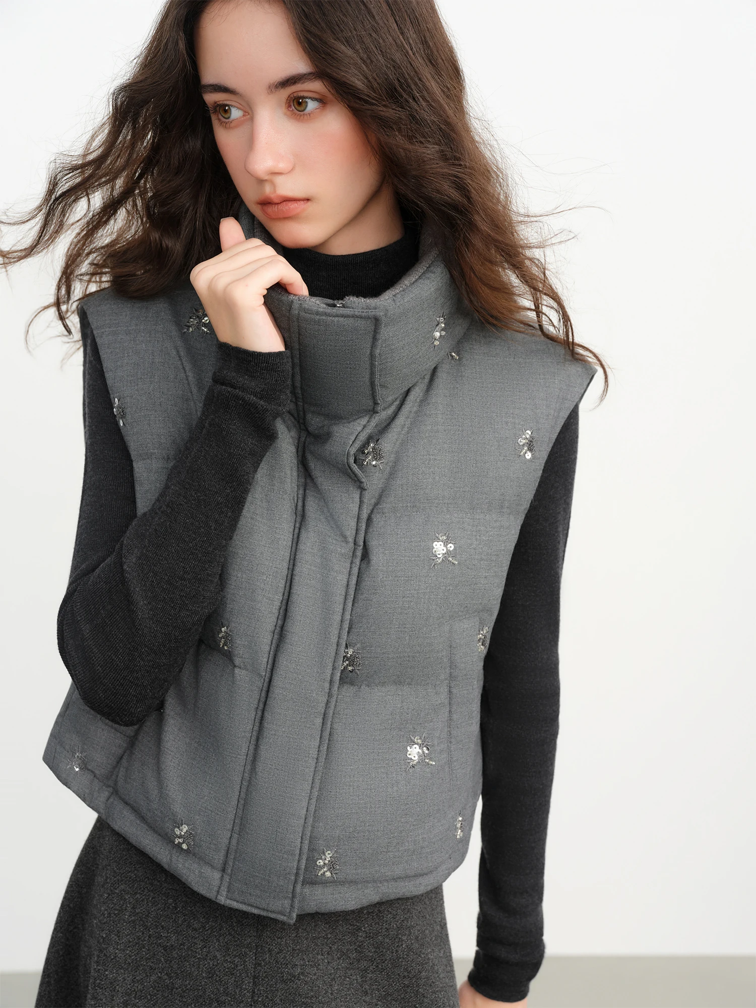 เสื้อกั๊กพัฟเฟอร์สั้นแบบมีลูกปัด FSLE【Premium Series】สำหรับผู้หญิง ฤดูใบไม้ร่วง ฤดูหนาว เสื้อแจ็คเก็ตบุใยสังเคราะห์แบบเย็บติดกัน เสื้อกั๊กขนเป็ด เสื้อโค้ทสำหรับกิจกรรมกลางแจ้ง สไตล์สตรีทแวร์