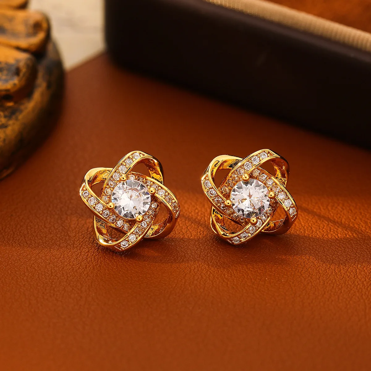 Small fragrance style zircon four-leaf clover stud earrings - elegant earrings, simple and fashionable, suitable for women.