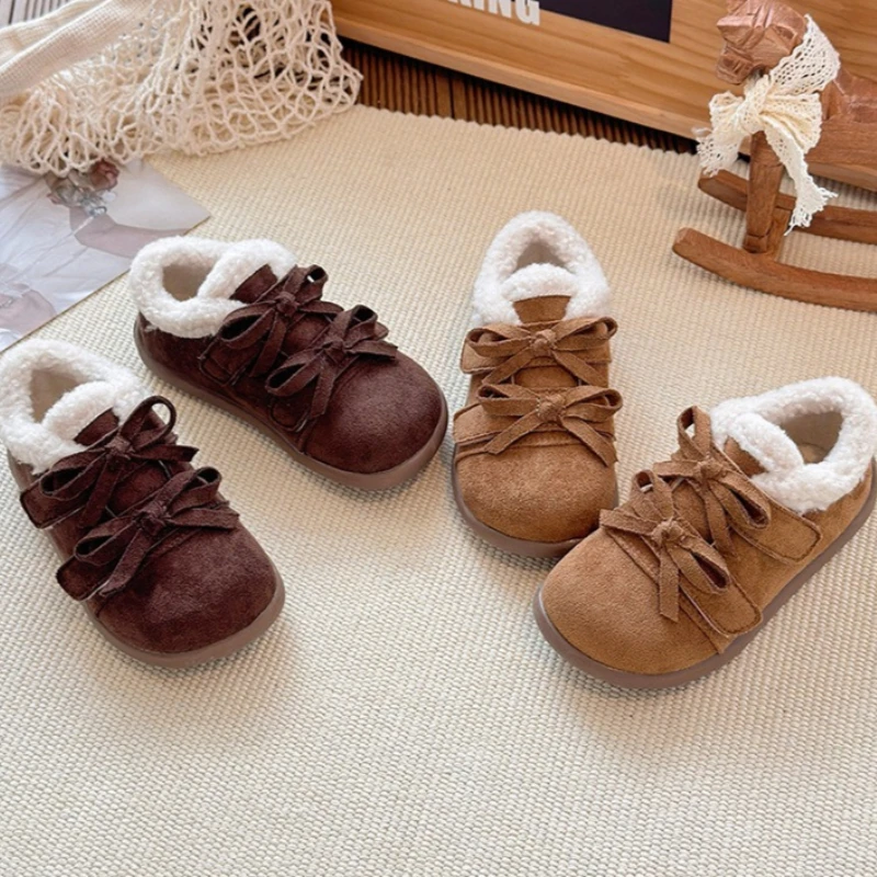 

Зимняя детская обувь, коллекция 2025 года, корейское издание, новые детские нескользящие плюшевые ботинки на плоской подошве в стиле ретро для девочек, модные ботинки для девочек