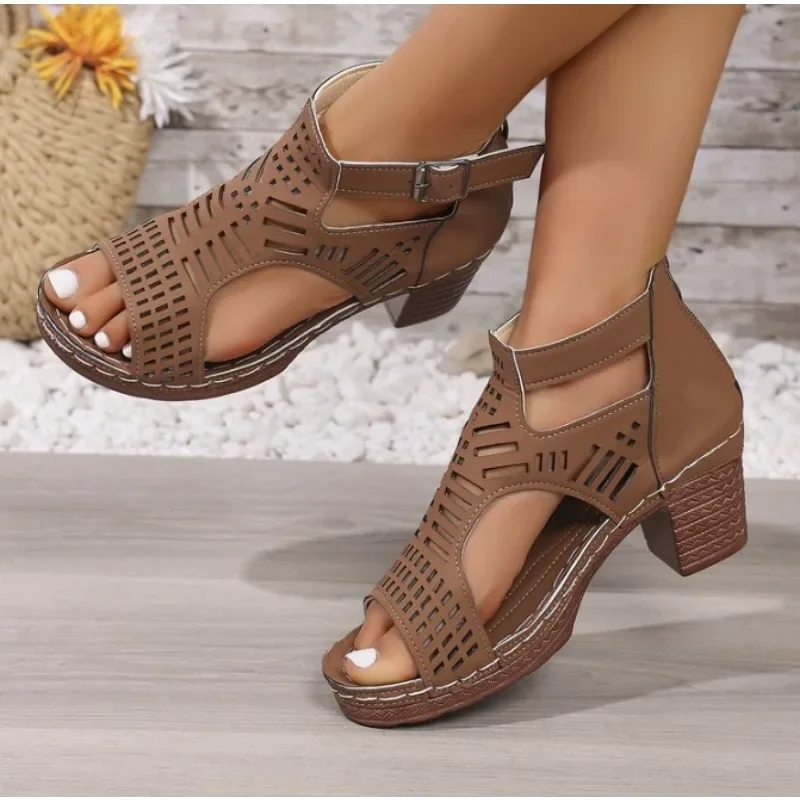 صنادل صيفية جديدة مثقوبة قابلة للتنفس، وسحاب خلفي عصري، وكعب عالٍ مريح وأحذية نسائية كبيرة الحجم
