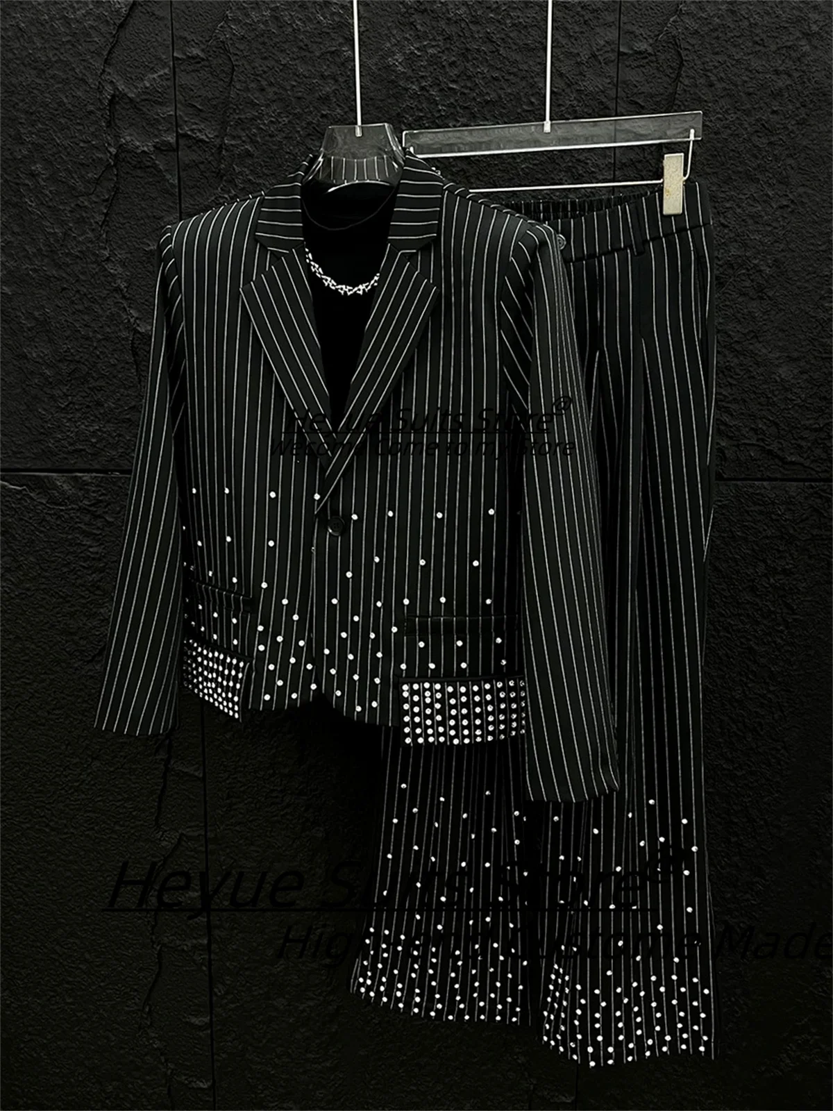 

Роскошные мужские костюмы в черную полоску по индивидуальному заказу, облегающие блестящие свадебные смокинги для жениха с бриллиантами, комплекты из 2 предметов, мужские пиджаки для выпускного вечера, костюм Homme