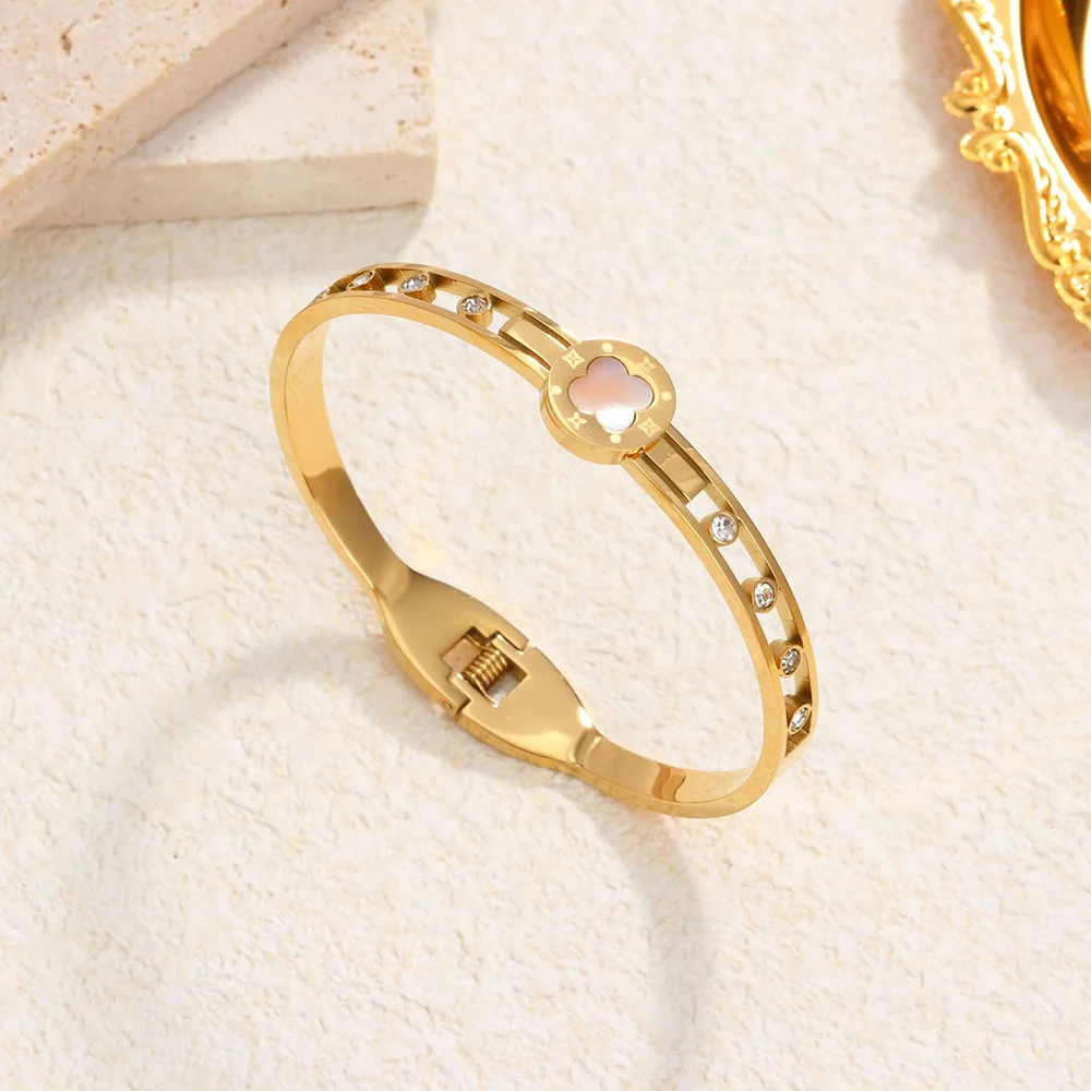 

Новый четырехлистный клеверный белый браслет из мамы из нержавеющей стали 18K, легкий роскошный высококачественный водонепроницаемый браслет, подарок для подруги