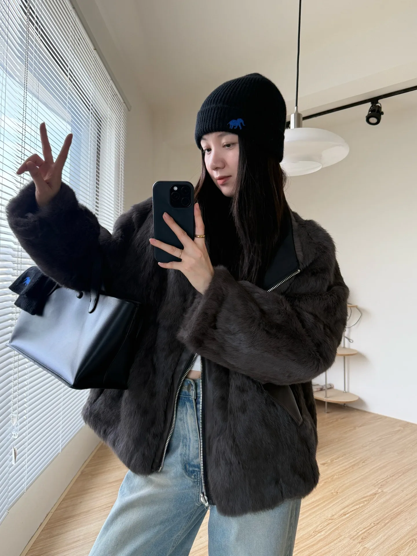 This 2025 autumn/winter new casual loose rabbit fur coat can be worn on both sides. It's a short and stylish women's overcoat th
