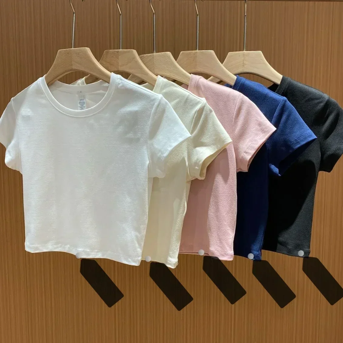 تي شيرت نسائي جديد من Lo بقصة ضيقة مكشوف سريع الجفاف وأكمام قصيرة، قميص رياضي وترفيهي للجري يسمح بالتهوية