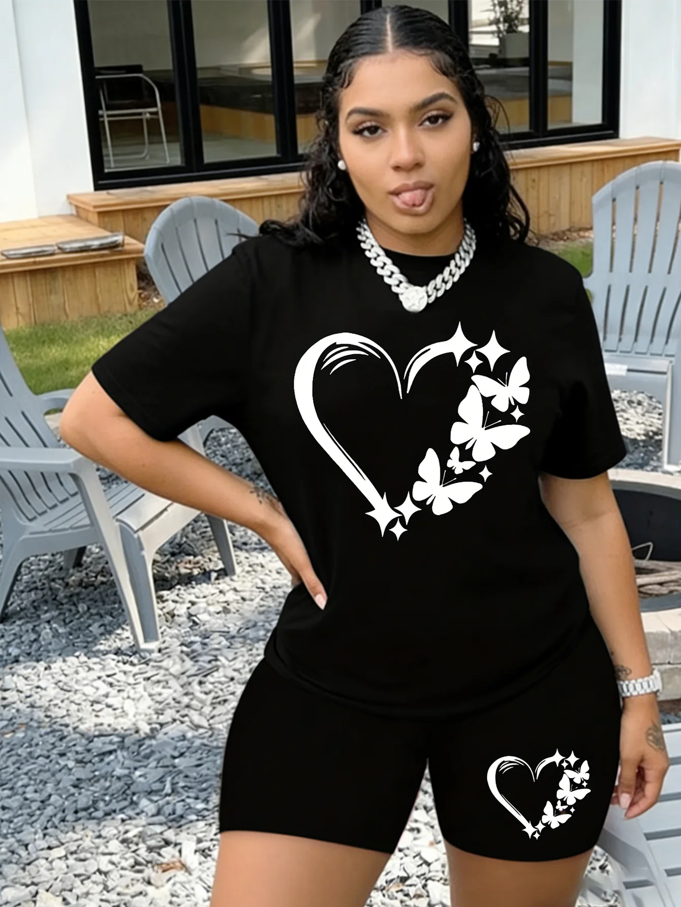 

Женская короткая футболка большого размера с модным принтом в виде бабочки, повседневная, спортивная, простая и стильная.