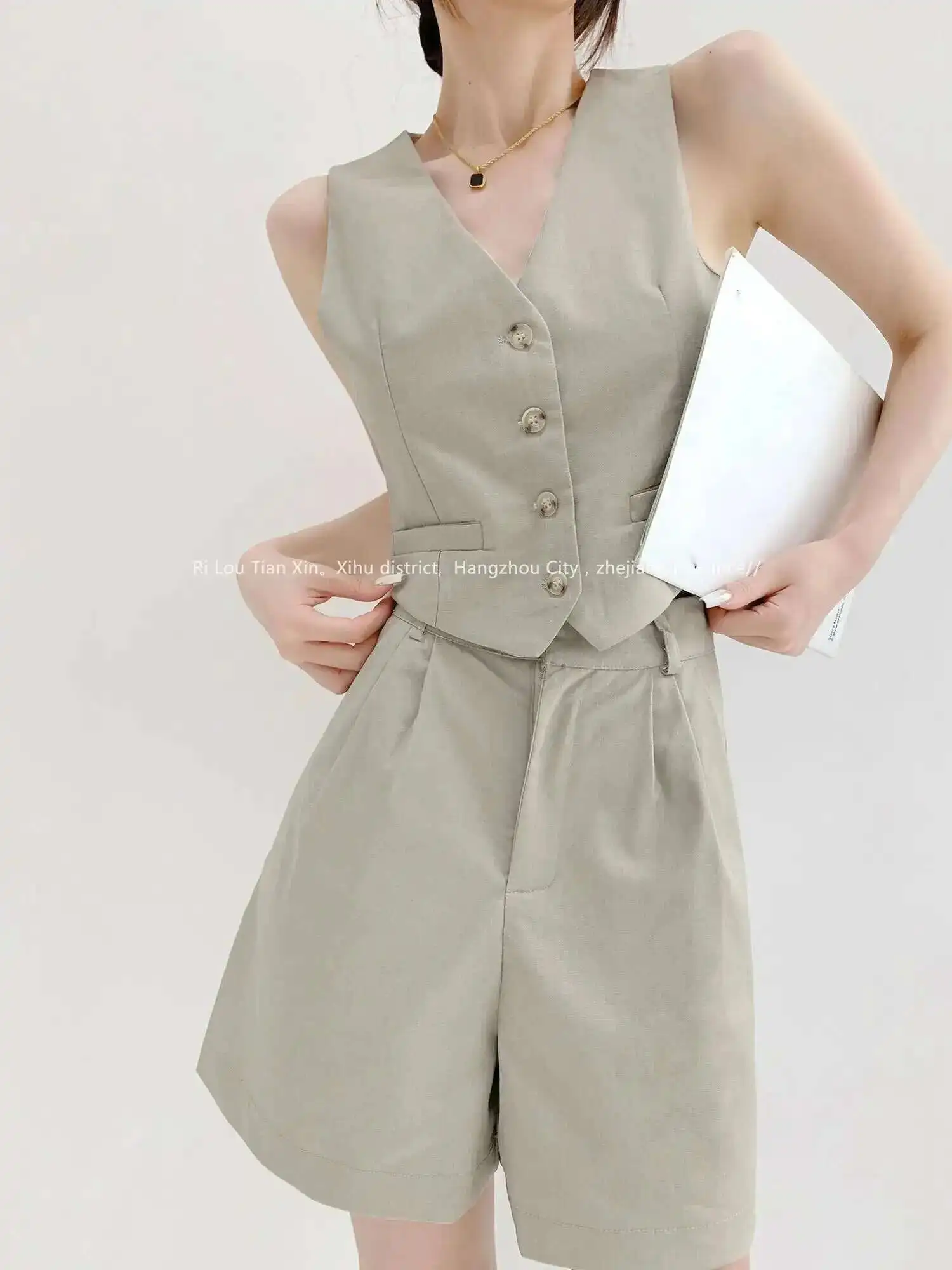 

Свободные летние повседневные прямые шорты 2024, комплект без рукавов с v-образным вырезом, однобортный короткий топ, шорты с высокой талией, комплект из двух предметов LMKA