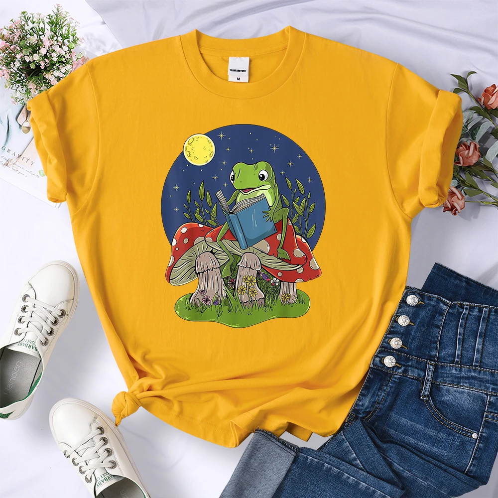 Cottagecore Aesthetic Frog Vintage Reading Book On Mushroom Womens T-Shirts Fashion Cool Tshirts Street Comfortable Tops T Shirt