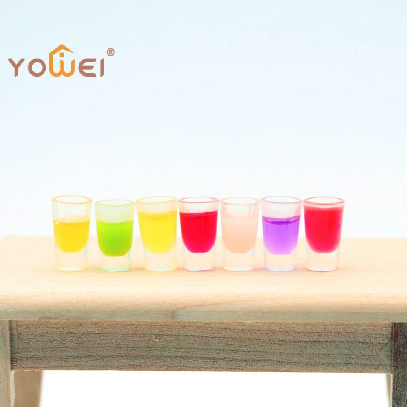 Accessori per Modellini di Scene di Gioco: Set di 7 Bottiglie Miniatura di Succo; Decorazioni per Casa delle Bambole con Tazze Colorate per Bevande alla Frutta in Miniatura