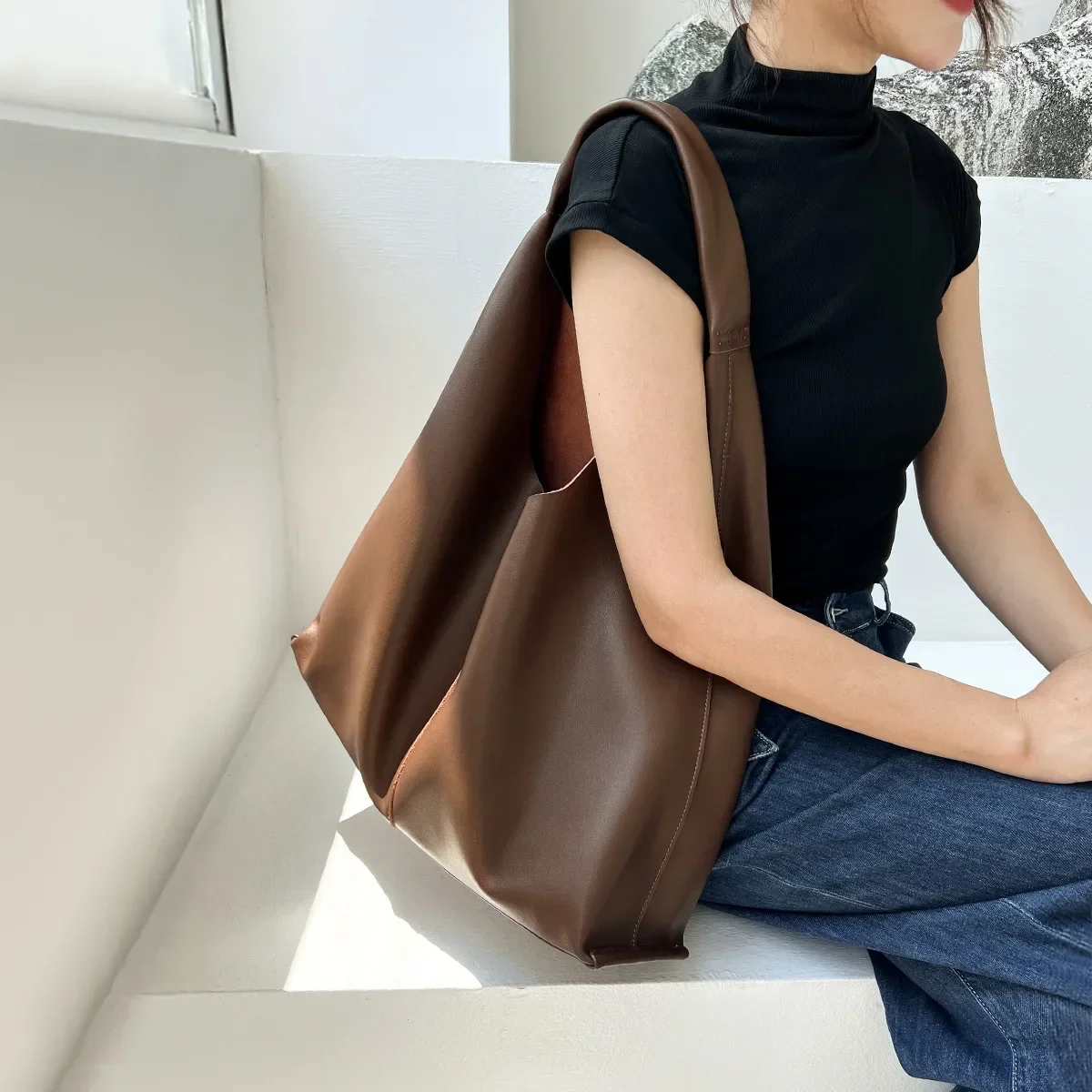 

Women's Bag Tote Large Capacity Commuting Shoulder Bag Leather Fashion Underarm Bag Luxury Designer Handbag Cowhide Bucket Type