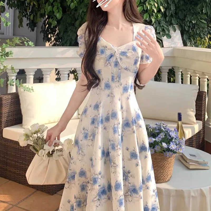 فستان جميل بياقة مربعة وأكمام منتفخة ومطبوع عليه زهور ملابس نسائية لصيف 2025 فساتين كورية فضفاضة جديدة بأكمام قصيرة