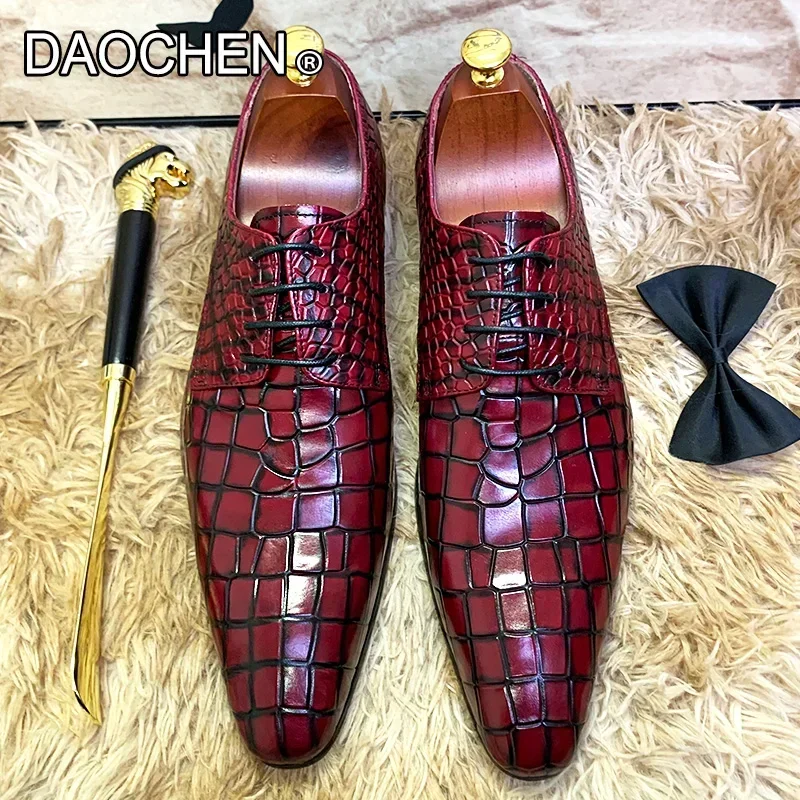 Sapatos masculinos de couro com bico fino, sapatos luxuosos com cadarço para casamento e festa, elegante e luxuoso, vermelho e preto