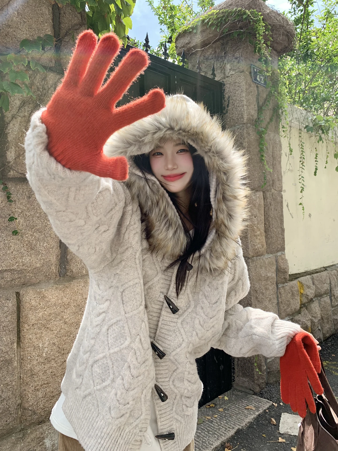 

Женский вязаный кардиган с капюшоном, меховым воротником, свободного кроя, с длинными рукавами, прямого силуэта, из смесового полиэстера