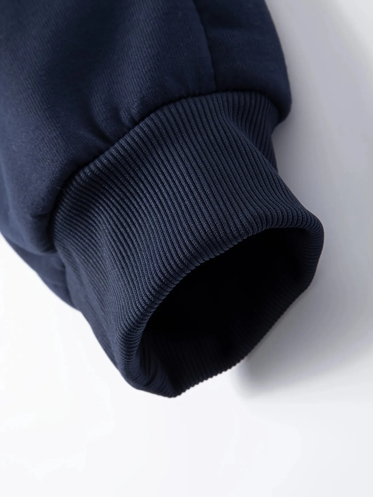 Męski komplet dwuczęściowy, casualowy zestaw z okrągłym dekoltem, bluzą z długim rękawem i kapturem oraz spodniami sportowymi, odpowiedni na zimę i jesień.