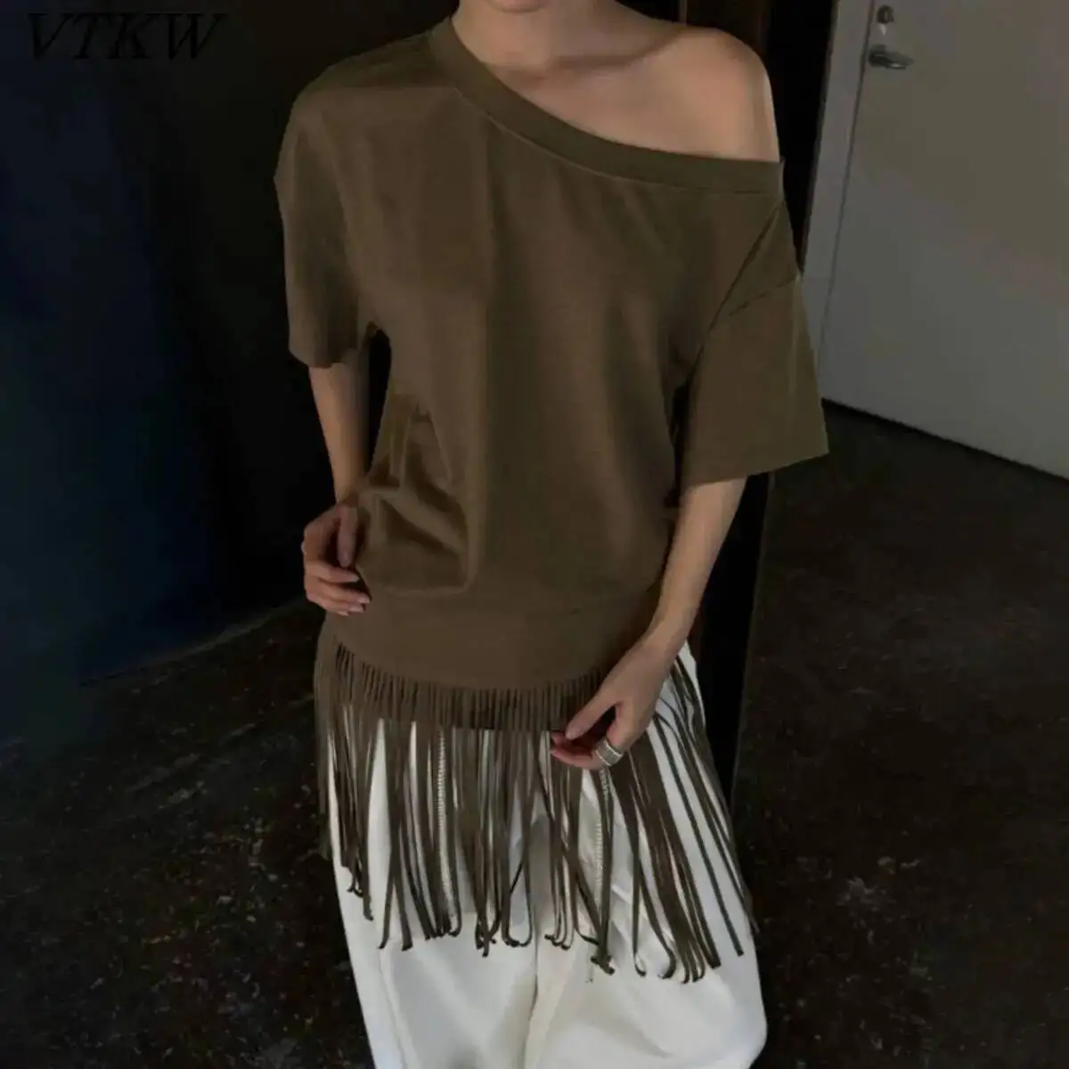 

VTKW 2026 Новая женская модная блузка с открытыми плечами, с бахромой, с коротким рукавом, оверсайз, элегантный повседневный летний топ
