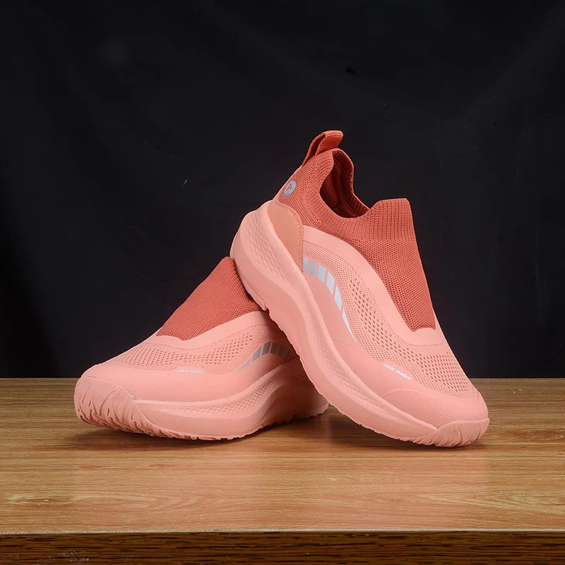 

The 9060 model of the N series sports shoes adopts a classic design style and is perfectly integrated into the modern trend.