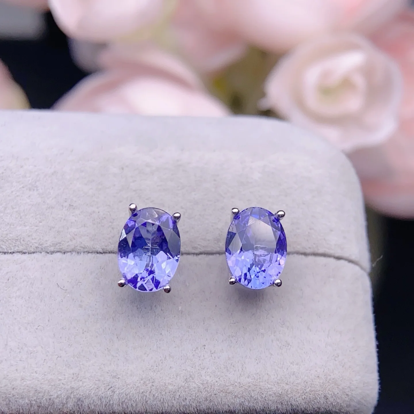 

Серьги из серебра 925 пробы с натуральным танзанитом, мистический сказочно-фиолетовый, 6x8 мм, серьги-гвоздики с драгоценным камнем, подарок