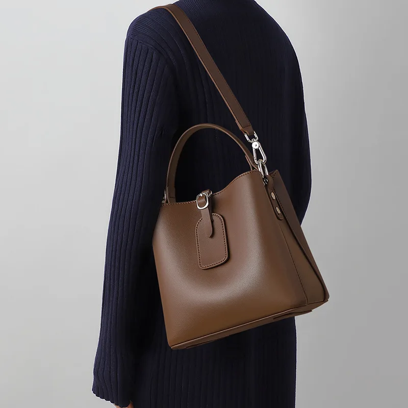 Fashion Simple Women's Bucket Bag New Large-capacity Commuting Women's Bucket Bag Senior Sense Genuine Leather Shoulder Bag