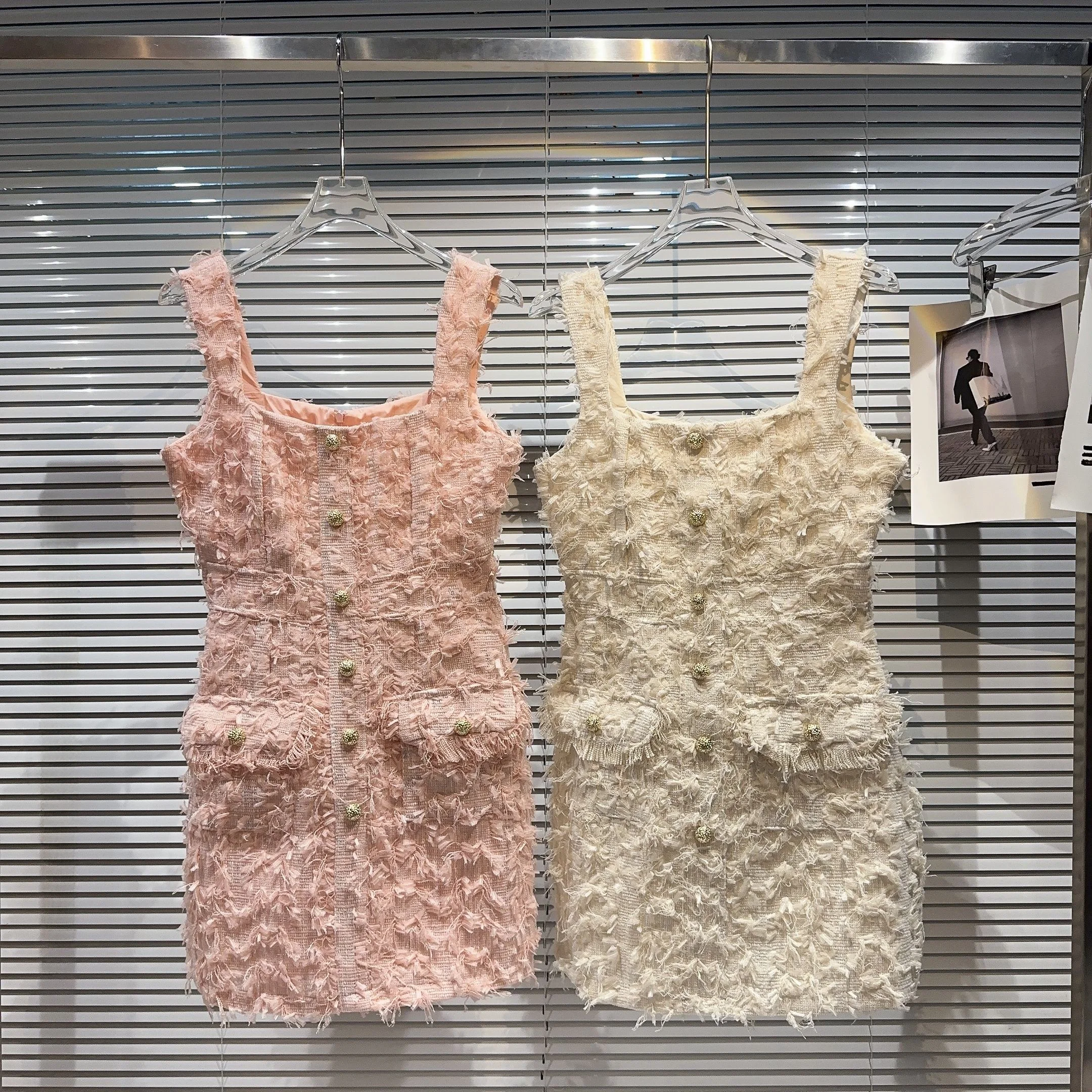 

Весна 2026: Новая коллекция. Элегантное повседневное платье из твида в стиле французского шика с металлическим блеском.