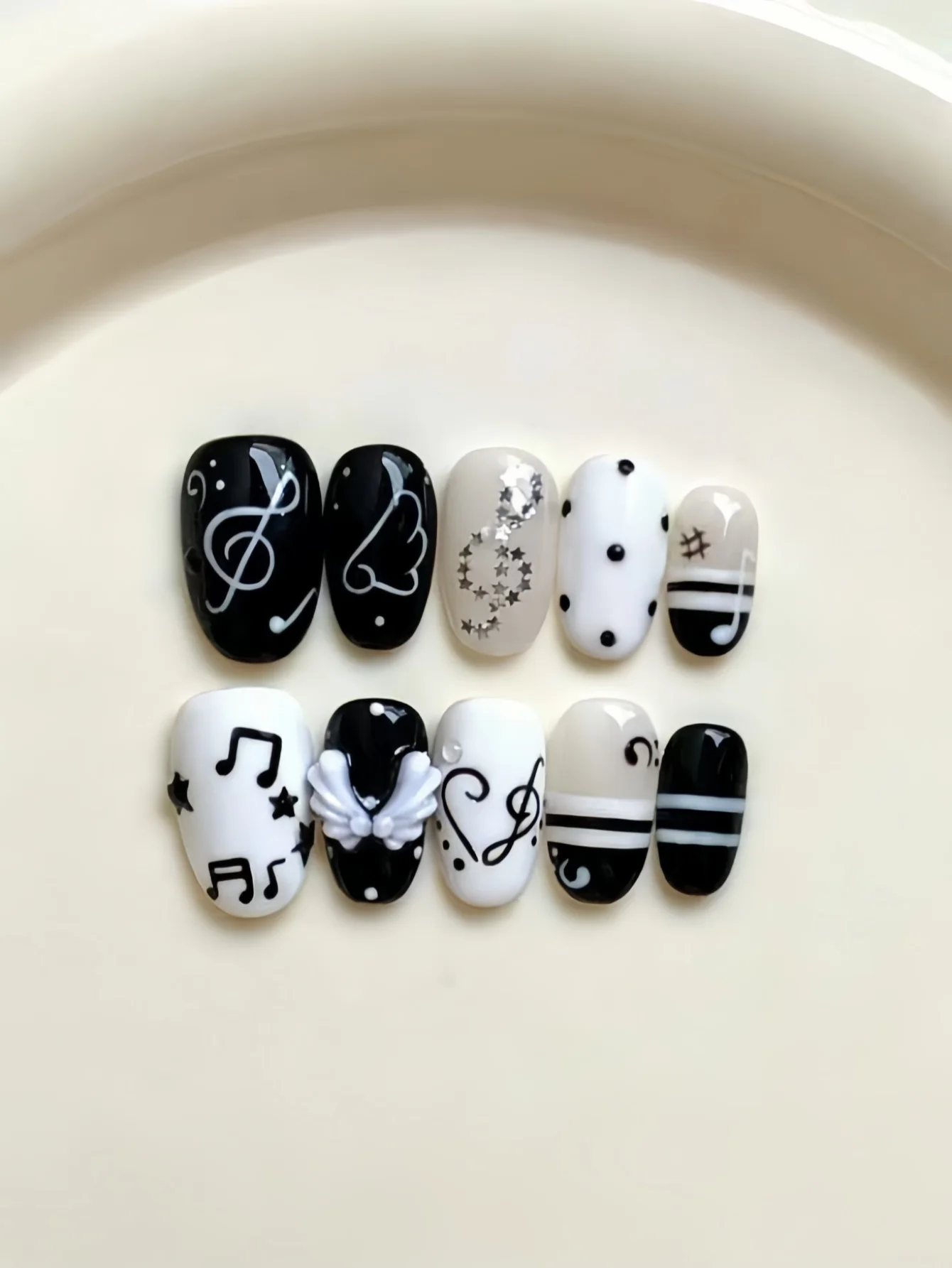 10-Piece Set of Black and White Musical Note Wing-Shaped Press-On Nails, Polka Dots + Silver Star Glitter + Black and White Striped Color Blocking, Hand-Drawn Lines Are Clean and Sharp, Sweet and Cool Y2K Style