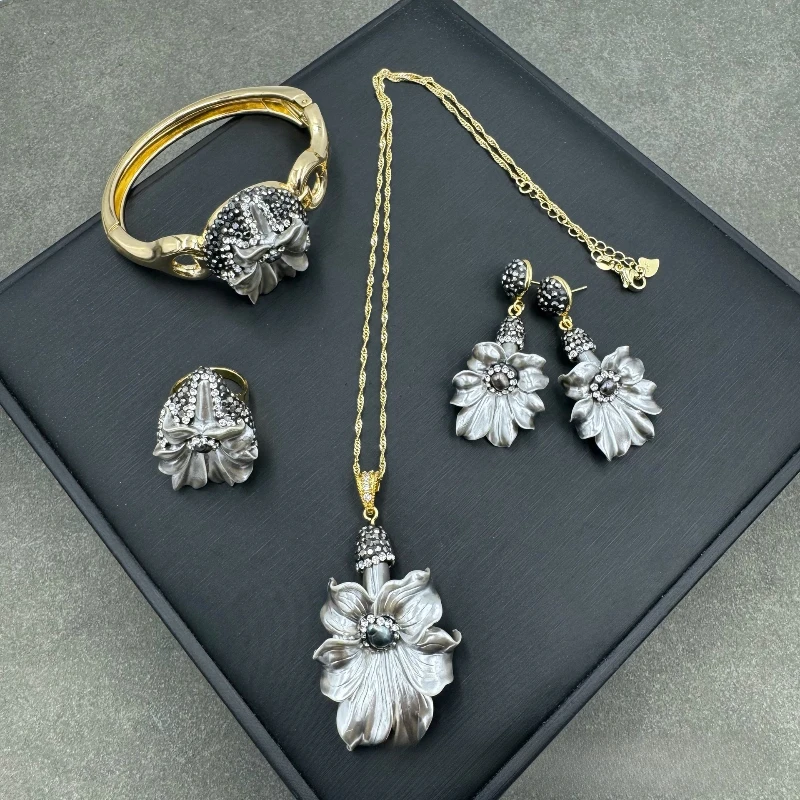 

New Shell Powder Pressed Flower Jewelry Set Inlaid with Baroque Pearls Exquisite Four-piece Retro Jewelry