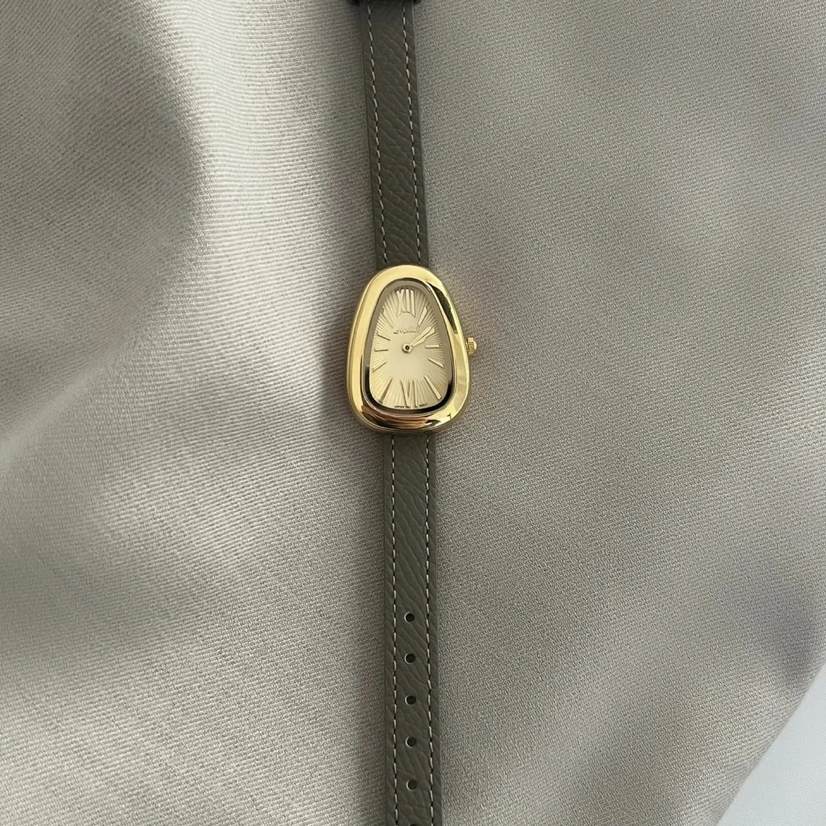 ساعة نسائية جديدة على شكل ثعبان لعام 2025، حزام من الجلد الطبيعي، ساعة ريترو، أرقام رومانية فاخرة