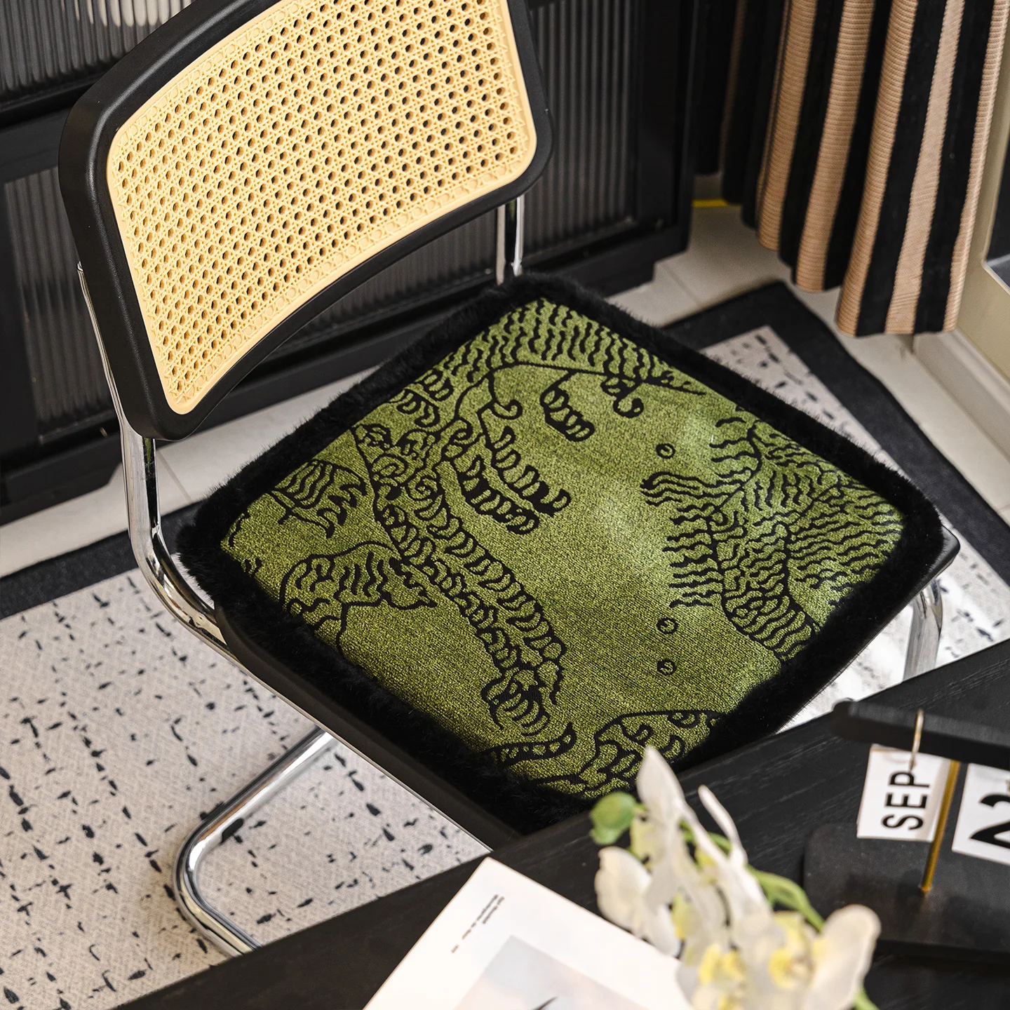 Protetor de cadeira removível antiderrapante de alta resiliência, almofada de cadeira de jantar com listra de tigre, almofada de assento quente de pelúcia grossa em forma de ferradura