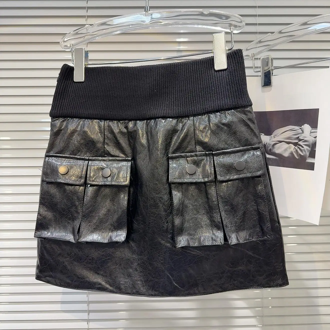 

Модная текстурированная рабочая одежда из искусственной кожи, юбка трапециевидной формы, юбки средней длины, милое крутое пикантное зимнее новое поступление для девочек