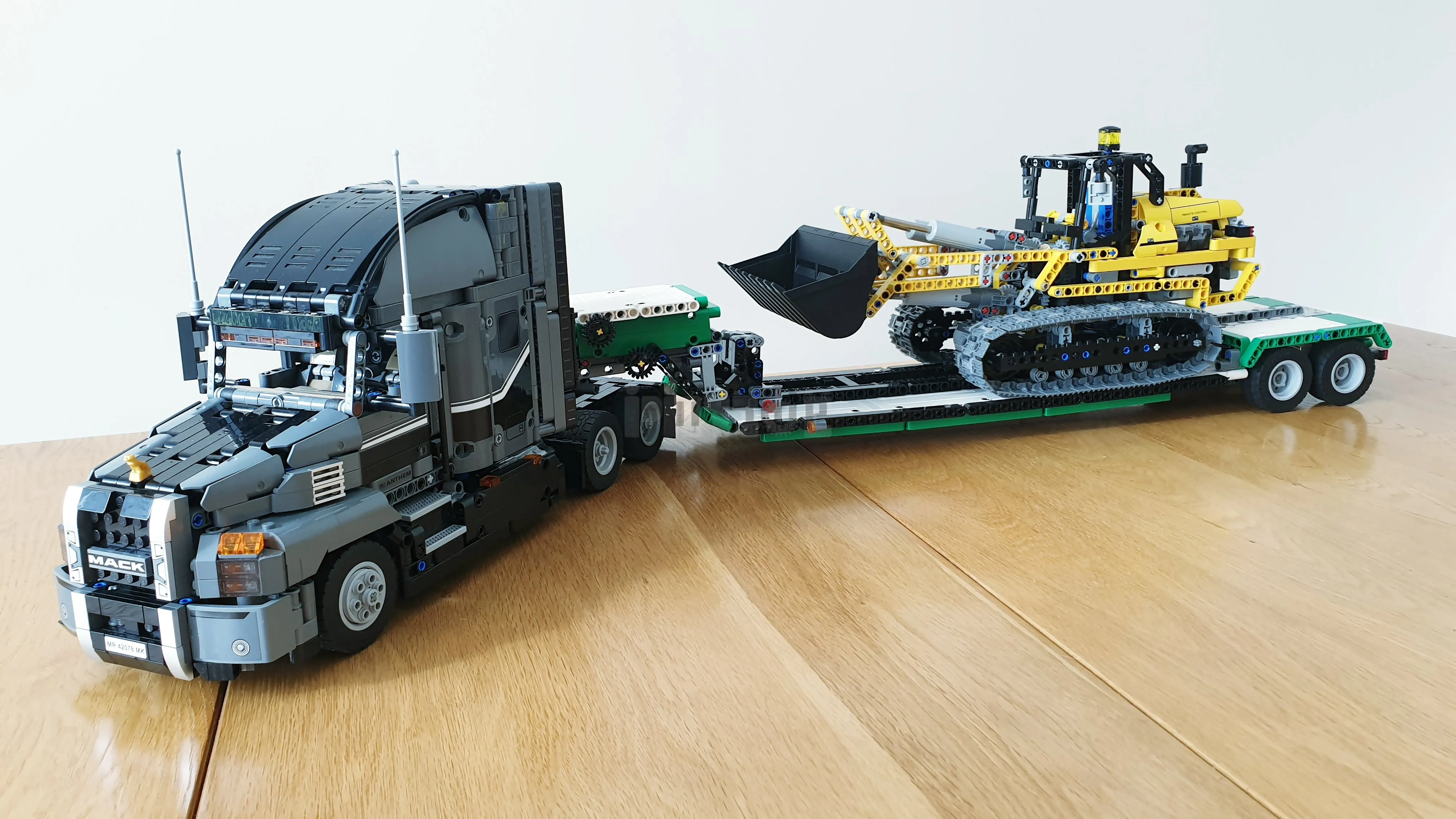 MOC-40369 Detachable Gooseneck Style Low Loader Lowboy Flatbed Trailer for 42078 Anthem Building Block Model Spliced Toy