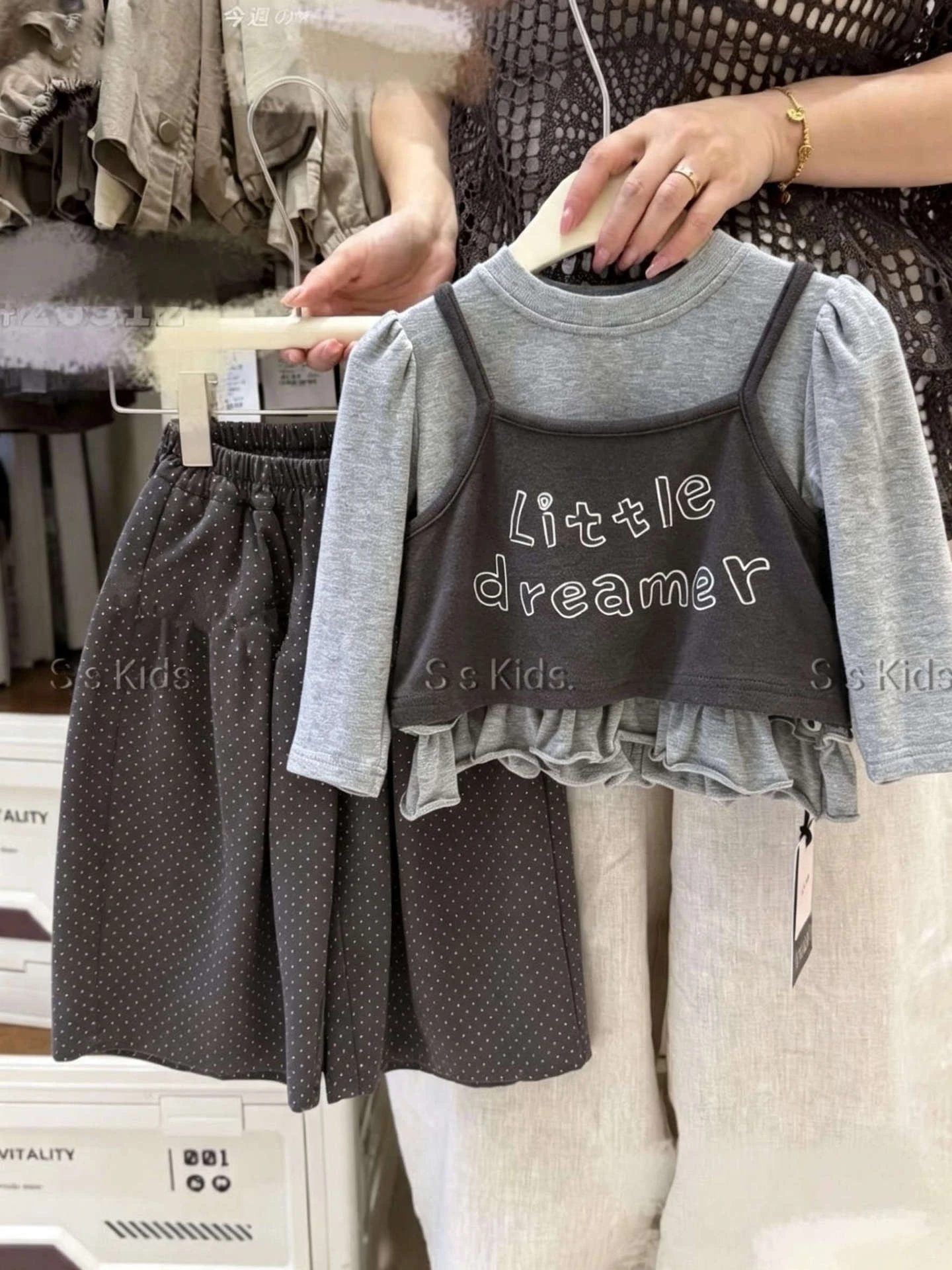 Baby-Mädchen-Set, 2-teilig, Oberteil + Hose, 2026, neues Herbst-Modell, mit Buchstabenmuster, Rüschenabschluss, Pullover, gepunktete Hose, lässige Kinder-Outfits – Detail 3