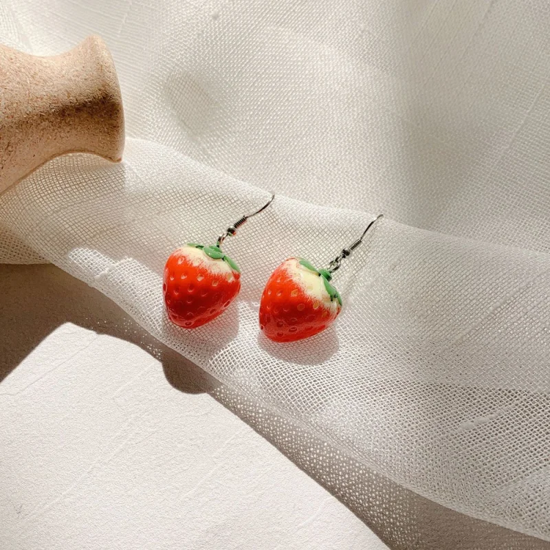 Fashion Simple Acrylic Strawberry Pendant Earrings Quality Drop Earrings for Girls Women Gift Lovely Jewelry