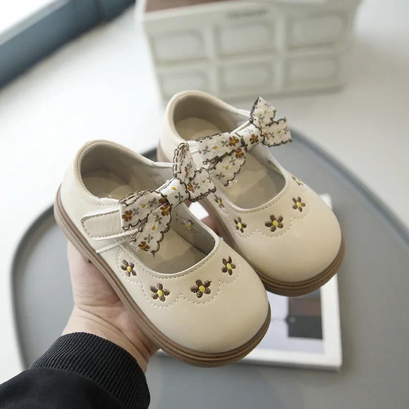 

New Children's Leather Shoes Sweet Embroidered Girls' Flat Shoes for Wedding Party Fashion Causal Kids Walking Shoes Hook Loop