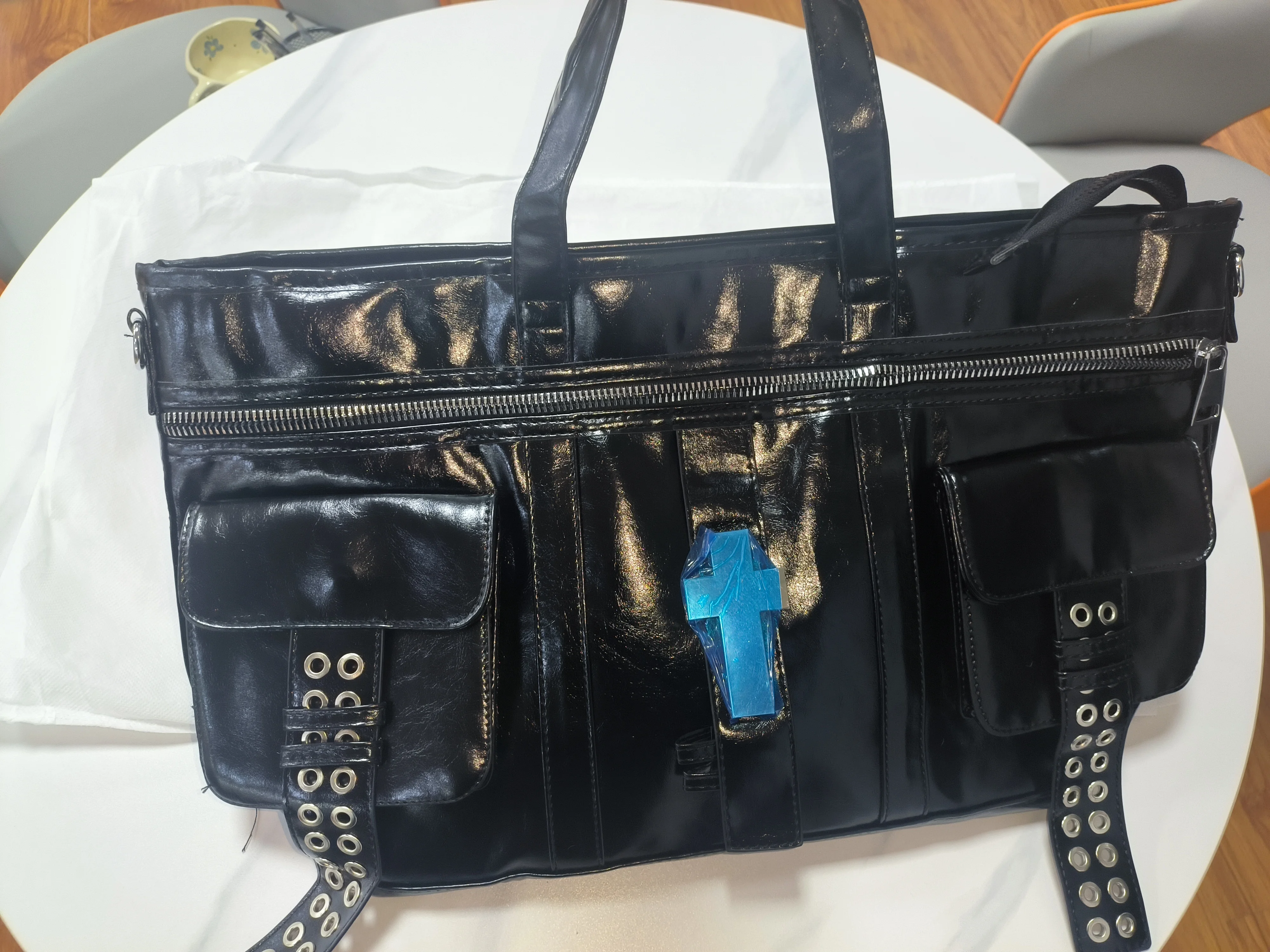 Vintage Distressed Tote Bag mit Kreuznieten, Große Unisex Umhängetasche, Reißverschluss-Handtasche aus Cracked PU für Damen – Detail 10
