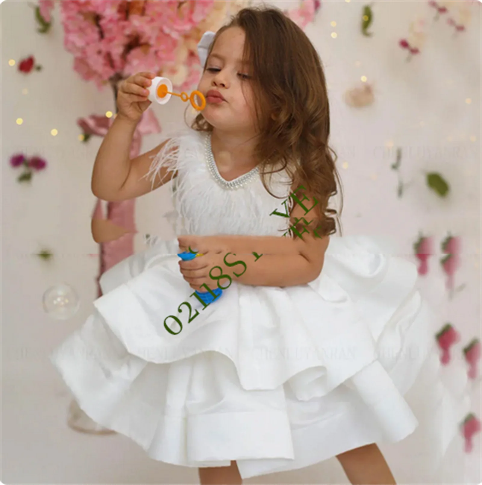 

Satin Ivory Flower Girls Dresses 2023 O-Neck A-Line Tiered Simple Kids Wedding Party Dress Feathers Satin Girl Princess Gowns