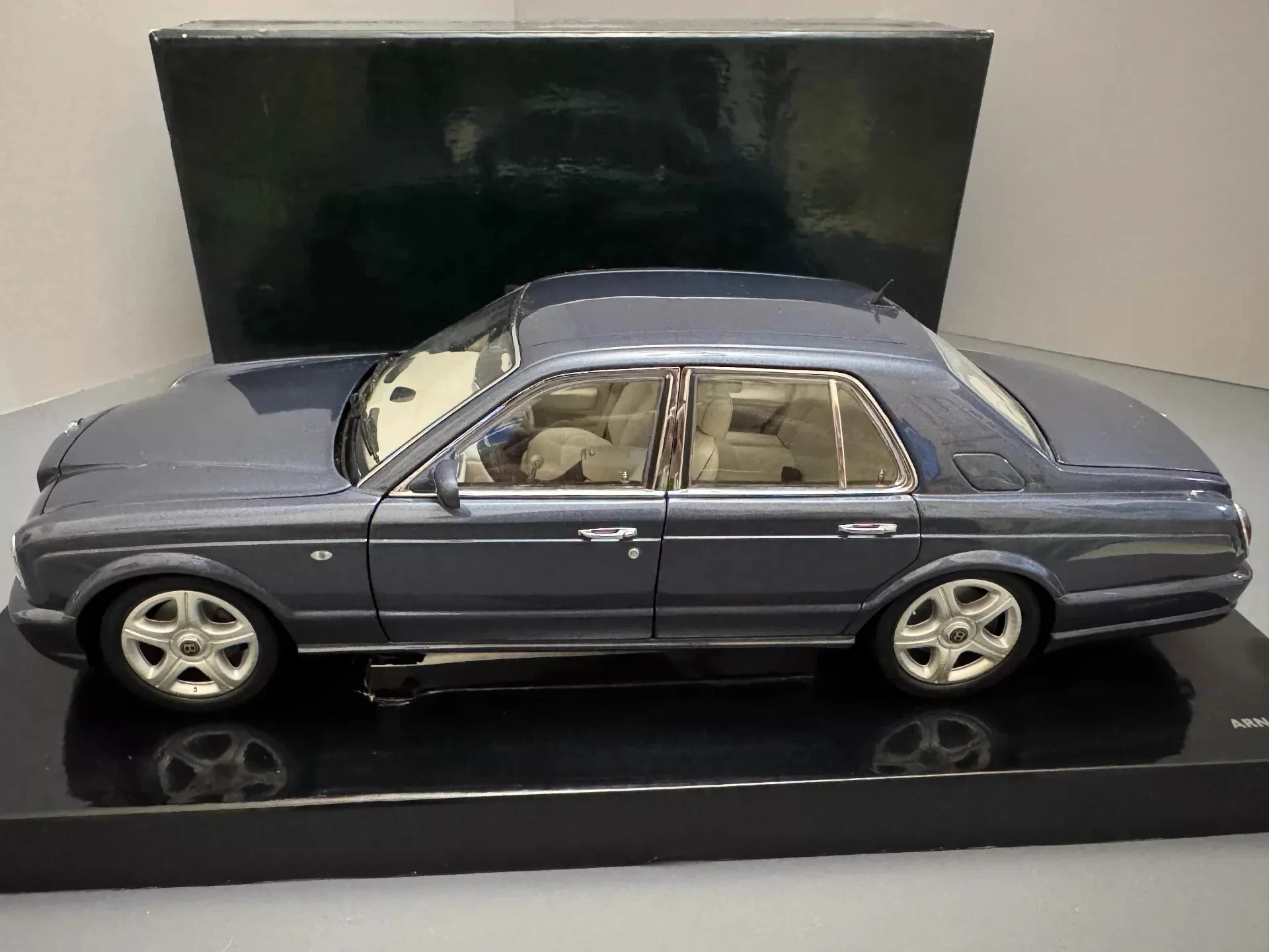 Minichamps 1:18 Arnage Ice Blue Simulation Limited Edition All Open Alloy Metal Static Car Model Toy Gift