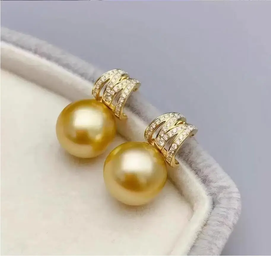 

Потрясающая пара серег из натурального золота Южных морей диаметром 10–11 мм с белым круглым жемчугом 925 пробы.