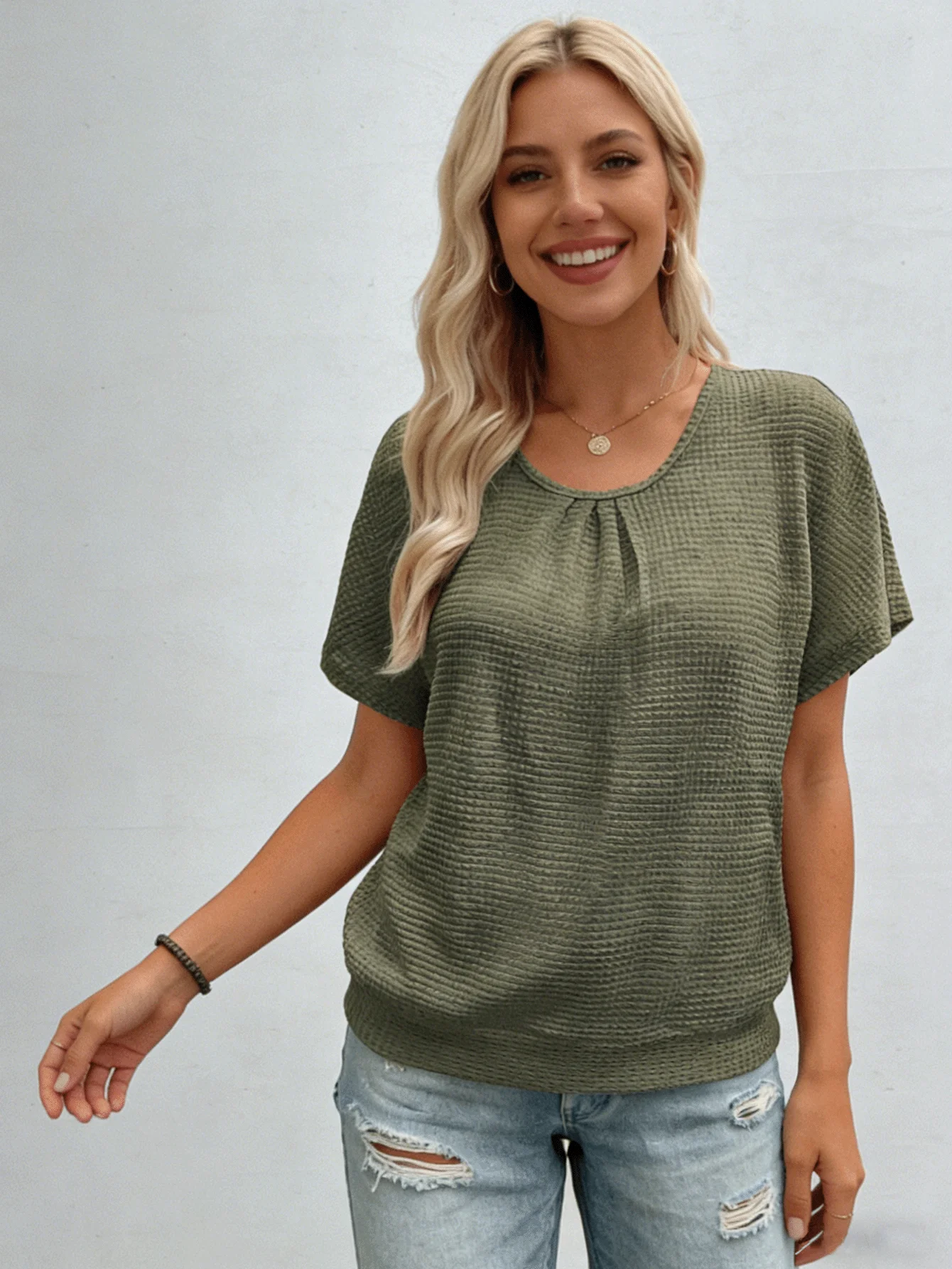 

A stylish women's openwork knit sweater is suitable for layering in all seasons, whether it's for casual socializing, gatherings