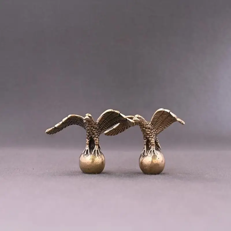 Handmade Brass Eagle Statue, Retro Pure Copper Bird Shaped Desktop Ornament, Mini Animal Craft for Home Table Decoration