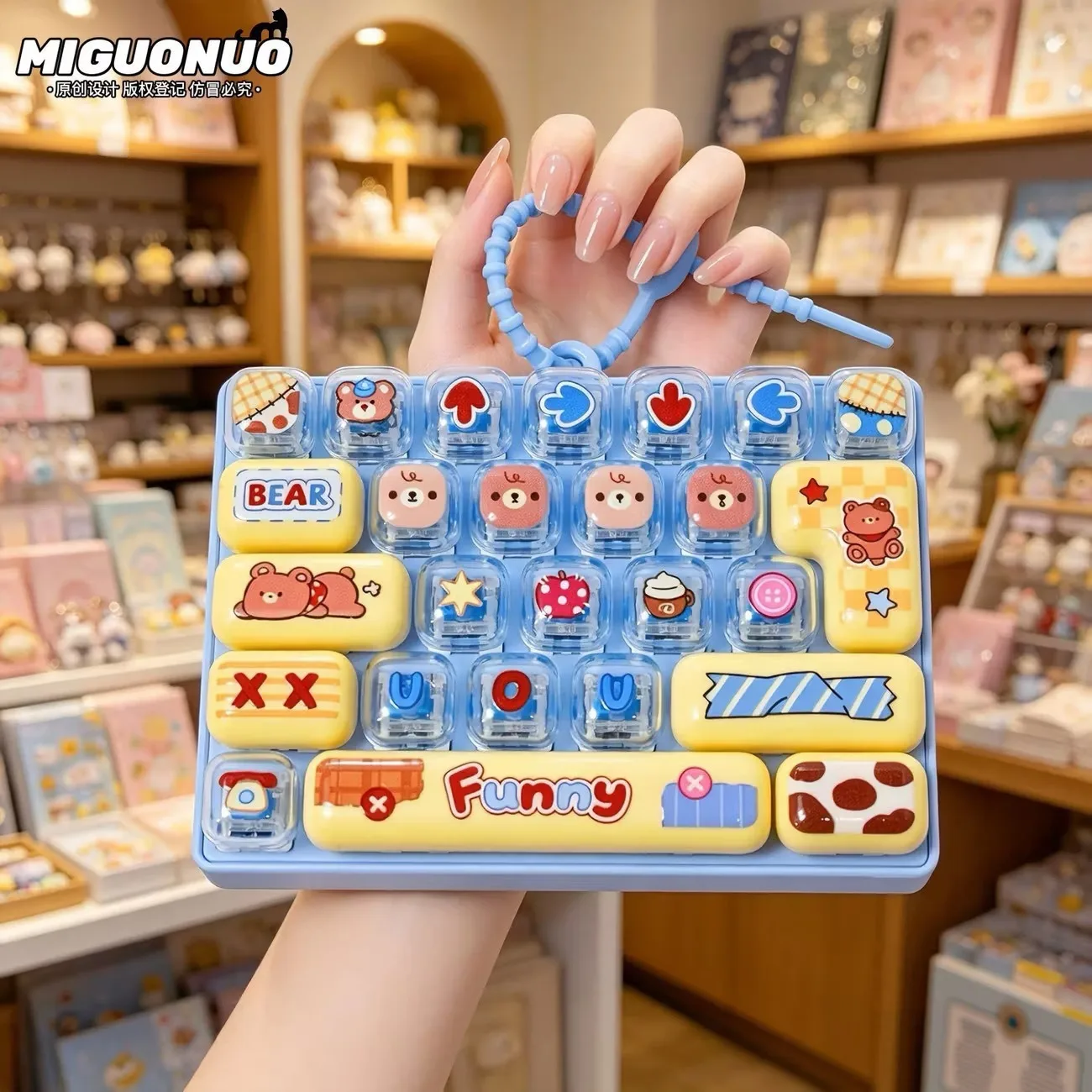 chaveiro-com-teclado-de-26-teclas-dispositivo-antiestresse-para-aliviar-a-ansiedade-brinquedo-sensorial-presente-para-festas-aniversarios-ou-para-usar-no-escritorio