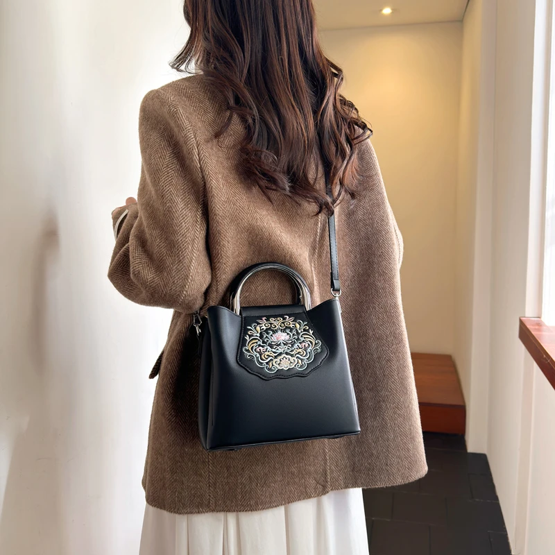 

Hot Sale Solid Color PU Embroidery Zipper Sweet Women's Crossbody Bags 2026 High Quality Design Sense Commuting Niche Handbags