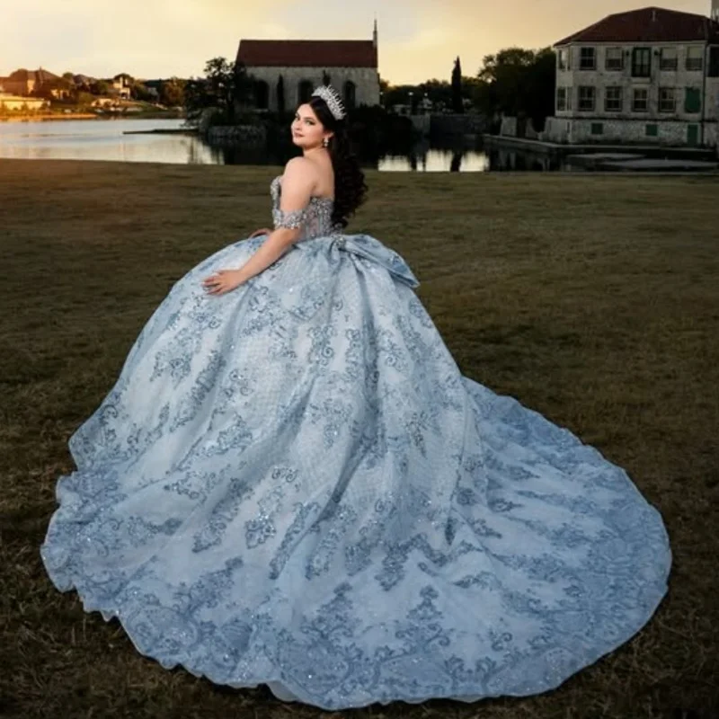 光沢のある青いキンセアニェーラドレス、クリスタルグリッターデカール、ロングテール、ボウレース、ボウ、ベスティドス・デ・15、キンセアニェーラ ﻿ カスタマイズ