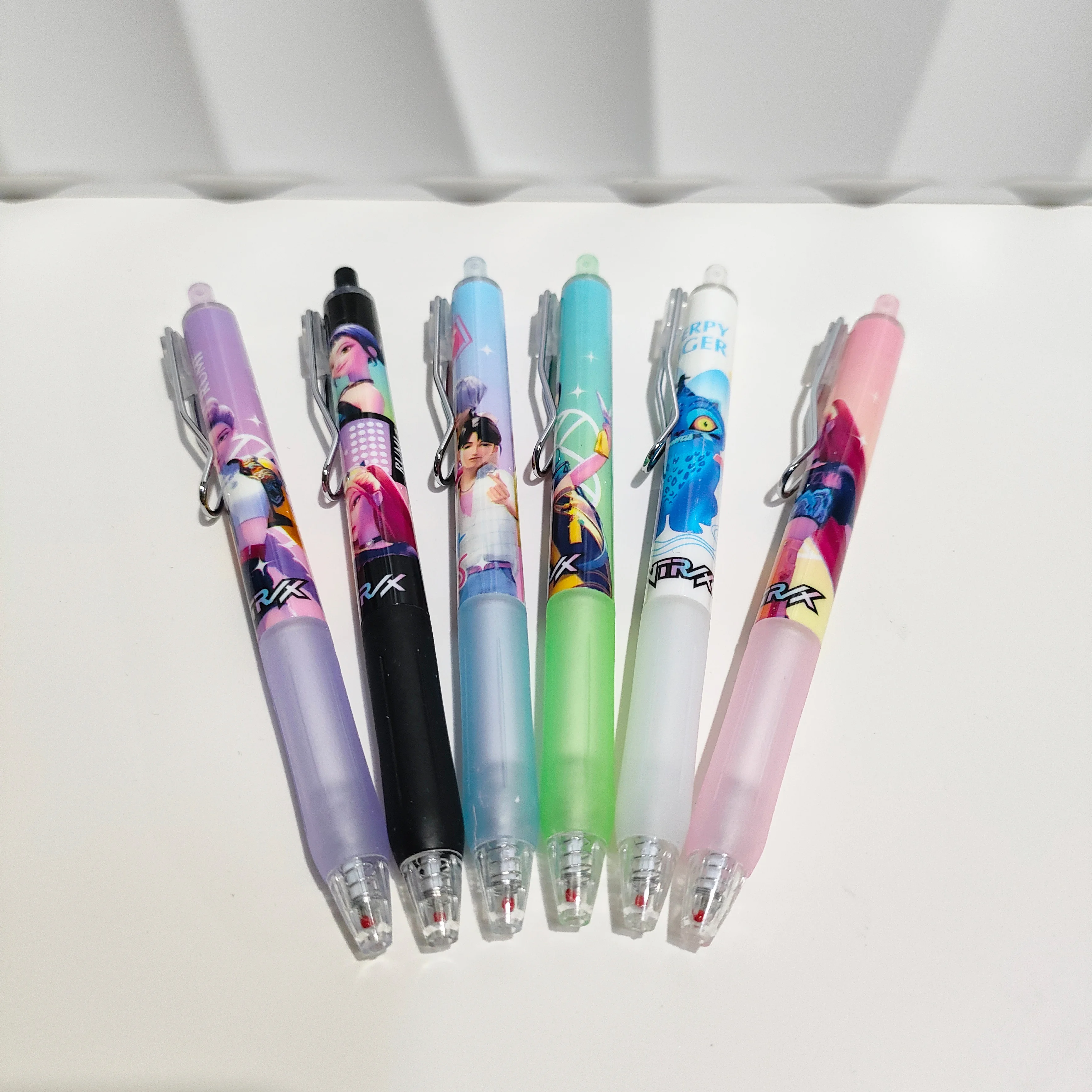 مجموعة أقلام حبر جاف قابلة للسحب من مجموعة Witch Hunter Group Kpop ومجموعة دفاتر ملاحظات كرتونية للطلاب، صندوق أعمى للقرطاسية الكرتونية، هدية للأطفال